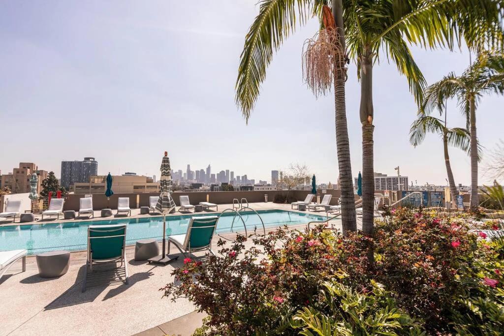 Apartment Lovely Upscale High Rise Private Parking & Pool *
