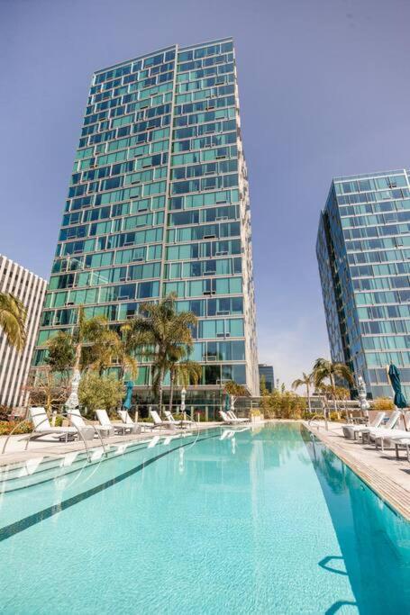 Lovely Upscale High Rise Private Parking & Pool Apartment *