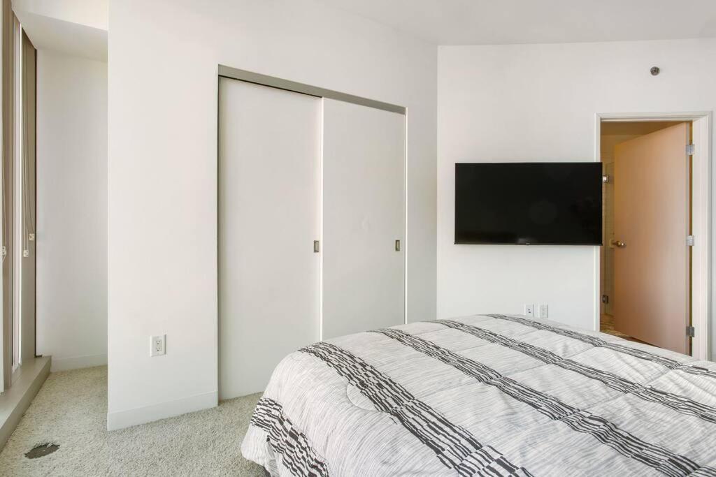 Apartment Lovely Upscale High Rise Private Parking & Pool Los Angeles