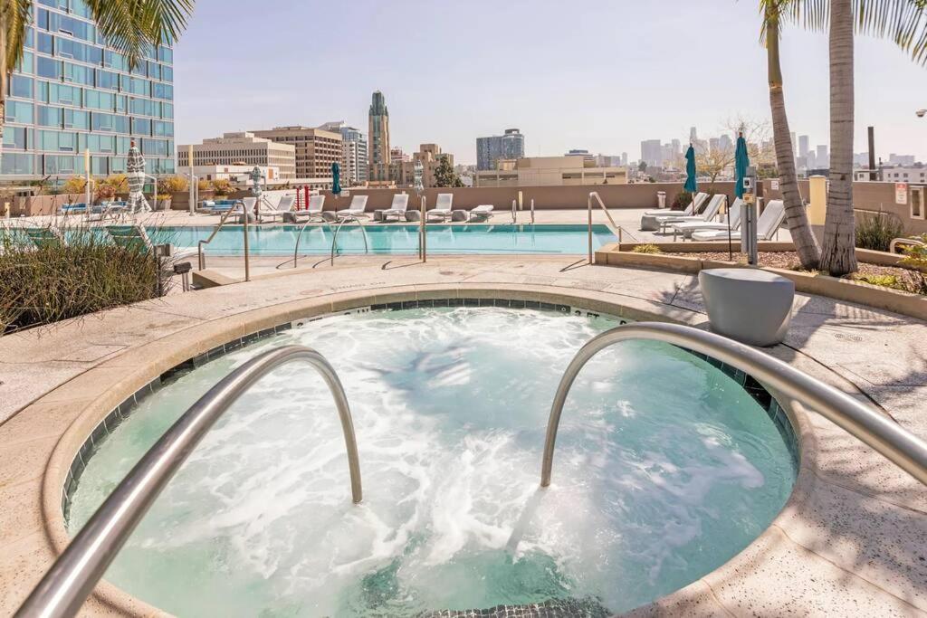 Lovely Upscale High Rise Private Parking & Pool Apartment Los Angeles
