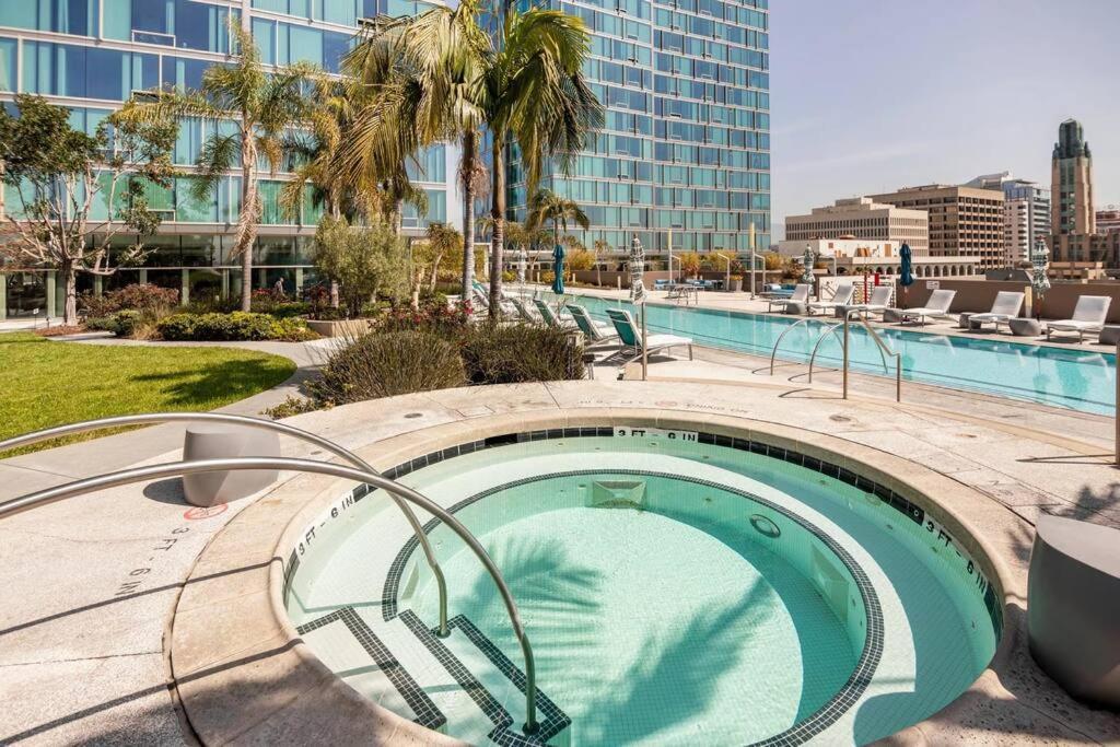 Lovely Upscale High Rise Private Parking & Pool Apartment *