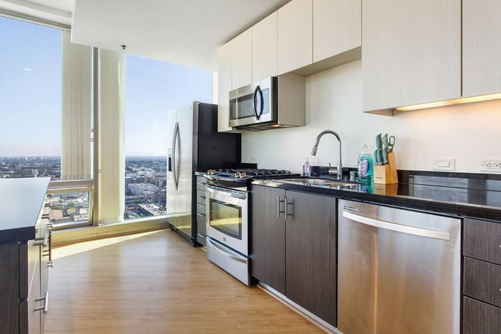Lovely Upscale High Rise Private Parking & Pool Apartment *