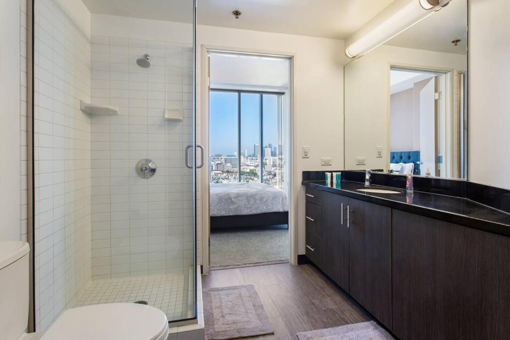 Apartment Lovely Upscale High Rise Private Parking & Pool *