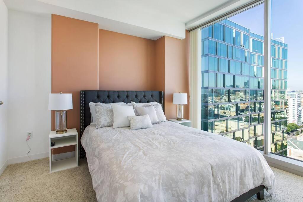 Lovely Upscale High Rise Private Parking & Pool Apartment *
